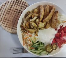 Шаверма из куры на тарелке