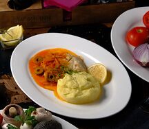 Ладожский судак с картофельным пюре и горячим маринадом из моркови
