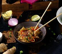 Удон с овощами и цыпленком