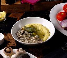 Бефстроганов с грибами и картофельным пюре