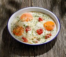 Яичница с томатами и сыром