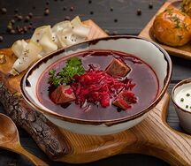 Борщ с говядиной и сметаной