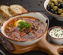 Солянка мясная со сметаной