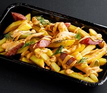 Картофель фри с колбасками и маринованными огурцами