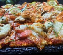 МясПицца Том ям с сёмгой и лангустинами