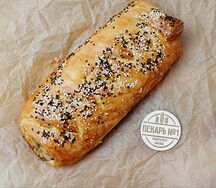 Слоеный пирог с охотничьими колбасками
