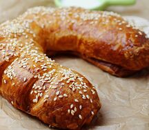 Слоеный пирог с курицей в сливочном соусе