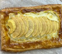 Слойка с яблоком и заварным кремом