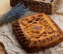 Пирог с яблоком и брусникой целый