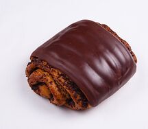 Сдобная булочка с маком в шоколадной глазури