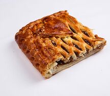 Кусок пирога с яблоком и брусникой