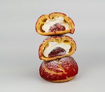 Булочка Шу Клубника
