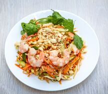 Салат из свежих ростков фасоли с креветками Salad Gia Tom