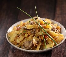 Картофель, жаренный с луком и грибами