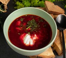 Борщ с говядиной и сметаной