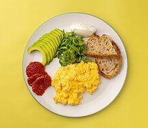 Скрэмбл с вялеными томатами и трюфельным маслом