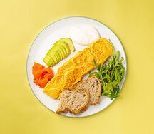 Омлет со слабосолёной неркой и кремом из козьего сыра