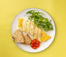 Омлет с сыром камамбер, маринованными томатами черри и прованскими травами