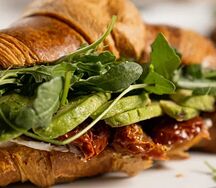 Круассан со сливочным сыром и вялеными томатами