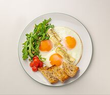 Яичница с сыром камамбер, маринованными томатами черри и прованскими травами