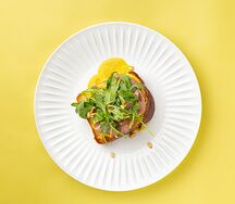 Яйцо пашот и голландский соус с ростбифом