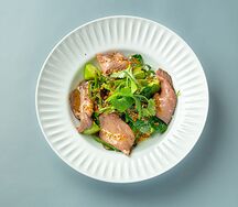 С ростбифом и медово-горчичным соусом