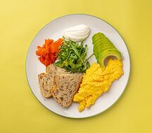 Скрэмбл со слабосолёной неркой и кремом из козьего сыра