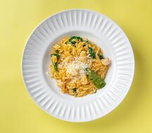 Орзо с креветками и соусом сливочный биск