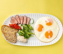 Яичница с ростбифом, печёным перцем и трюфельным кремом