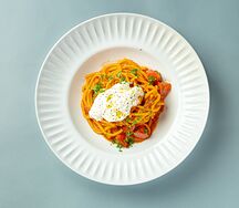 Спагетти со страчателлой и томатным соусом