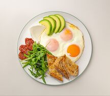 Яичница со сливочным сыром, вялеными томатами, трюфельным маслом