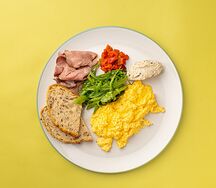 Скрэмбл с ростбифом, печёным перцем и трюфельным кремом