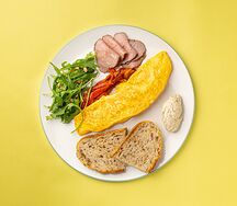 Омлет с ростбифом, печёным перцем и трюфельным кремом