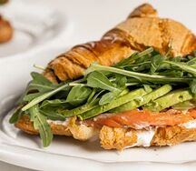 Круассан со слабосоленой неркой и кремом из козьего сыра