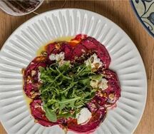 Свекла с сыром фета и соусом из смородины