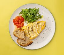 Скрэмбл с сыром камамбер, маринованными томатами черри и прованскими травами