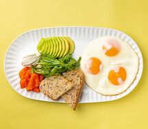 Яичница со слабосолёной неркой и кремом из козьего сыра