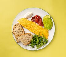 Омлет со сливочным сыром, вялеными томатами, трюфельным маслом