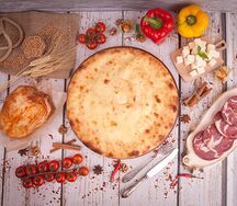 Пирог с рубленной курицей и сыром