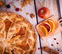 Сдобный пирог с яблоком и корицей