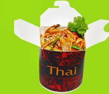 Курица с рисовой лапшой в соусе Пад Тай и овощами