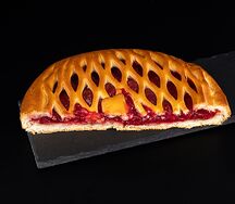 Половинка пирога с яблоком и брусникой