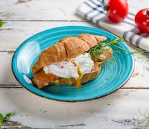 Круассан с лососем и яйцом пашот