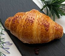 Круассан с малиной