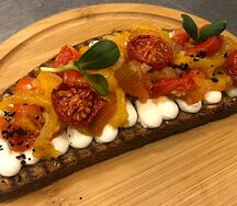Брускетта с маринованным печёным перцем