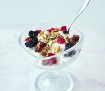 Творог с орехами, сухофруктами и медом