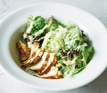 Салат Цезарь с курицей