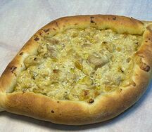Хачапури по-аджарски с курицей в сливочном соусе 