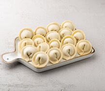 Пельмени ручной работы с курицей и сметанным соусом