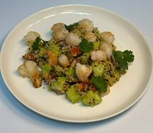 Салат с киноа и креветками